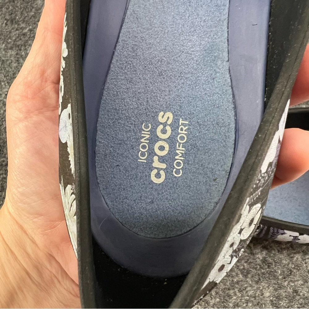 Crocs Iconic Comfort Black Floral Flats Women's Size 9 Slip On Lightweight - Picture 9 of 10